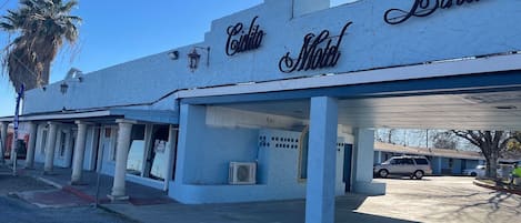 Vista frontal de la propiedad