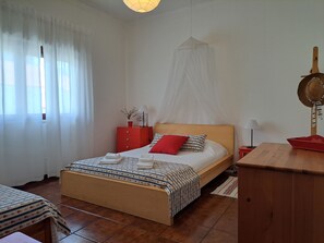 2 Schlafzimmer, Reisekinderbett, kostenloses WLAN, Bettwäsche