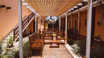 Classic Double or Twin Room | Living area | 32-inch flat-screen TV with cable channels