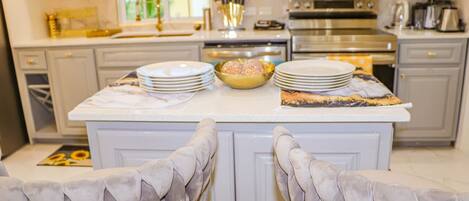 Kylskåp, mikrovågsugn, ugn och spishäll