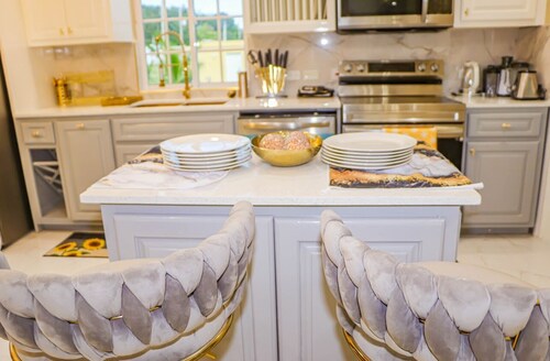 Cozy Luxury Hideaway With Free Wifi,Parking,Swimming Pool&Jacuzzi Near Negril 1b