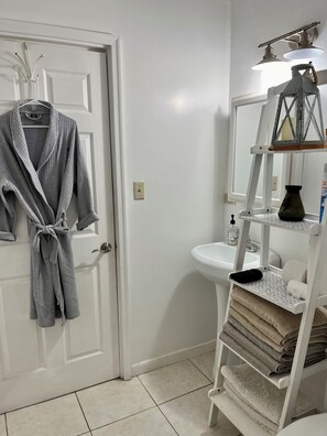 Shower, hair dryer, towels, soap - Private Studio 7 min drive to F’sted town,beach (Frederiksted Southeast)
