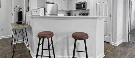 Frigorífico, microondas, horno y placa de cocina