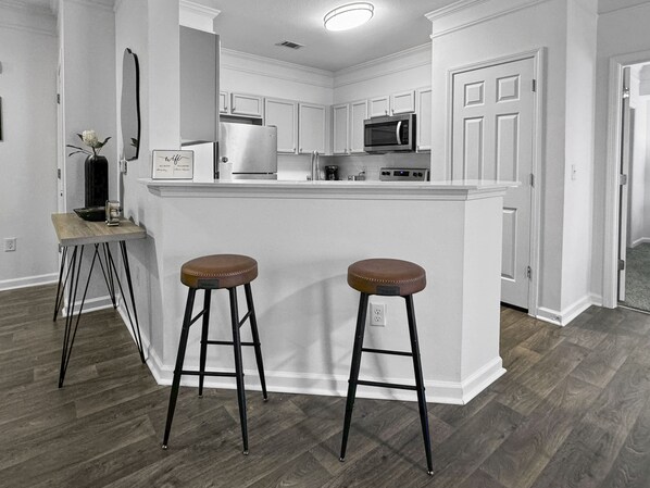 Fridge, microwave, oven, stovetop - Cozy 2-bedroom apartment with Fiber WiFi, AC in charming Buford private 2 bedroo (Buford)