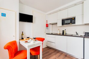 Geladeira, micro-ondas, cooktop, cafeteira/chaleira