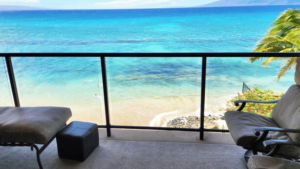 Ein Balkon mit Blick auf den Ozean und ein Berg in der Ferne.