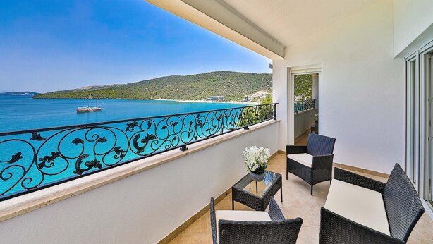 A balcony with a view of the sea, a table with chairs, and a decorative railing. - Lovely apartment in Marina with house sea view (Marina)