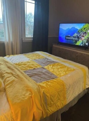 1 bedroom, iron/ironing board, WiFi, bed sheets - A home away from home (Oakville)