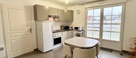 Réfrigérateur, micro-ondes, four, lave-vaisselle