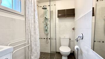 Een douche, een haardroger, handdoeken