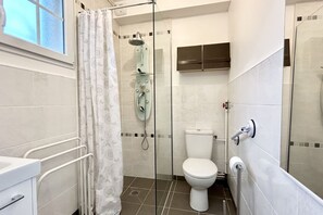 Shower, hair dryer, towels