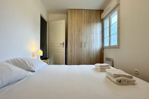 2 室のベッドルーム、アイロン / アイロン台、WiFi、ベッドシーツ