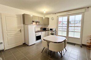 Fridge, microwave, oven, dishwasher - La Réserve, Maison Dans une Résidence Calme Avec Parking, Pour 4 Personnes (Saint-Valery-sur-Somme)