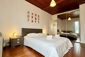 2 bedrooms, travel crib, WiFi, bed sheets