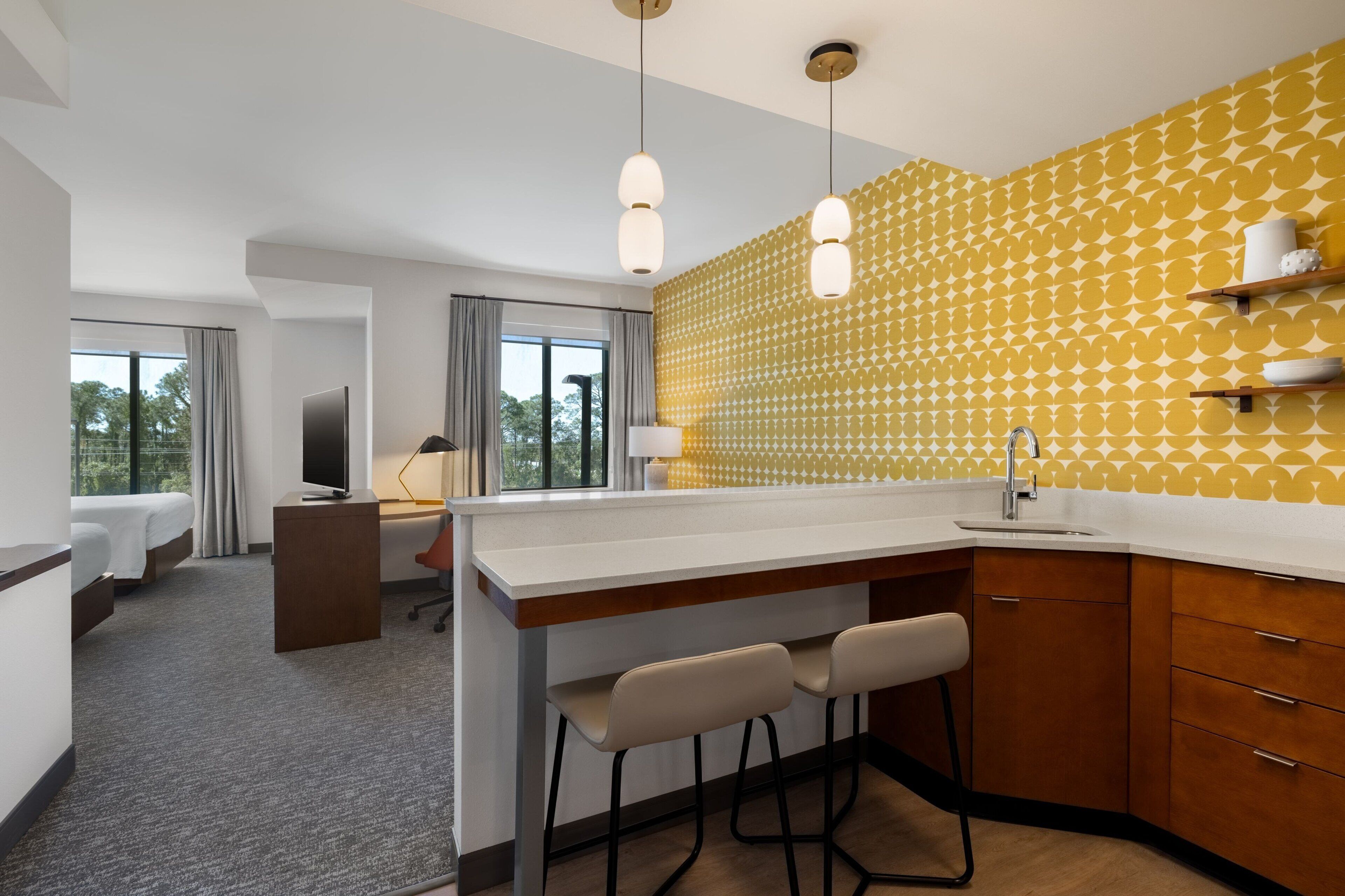 Refrigerador con freezer, microondas, placa de cocina, lavavajillas