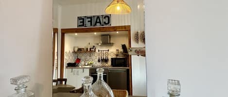 Mikrovågsugn, spishäll, kaffe- och tebryggare och grytor/köksredskap