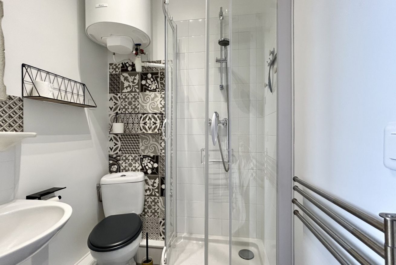 Een douche, handdoeken