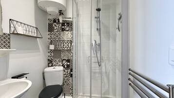 Een douche, handdoeken