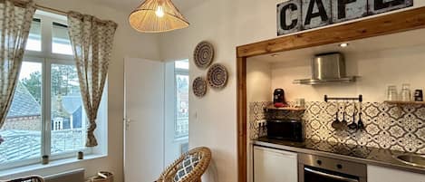 Micro-ondes, plaque de cuisson, cafetiĂšre/bouilloire