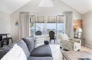 Living area - Pink Beach View Entire Home - Top & Bottom Units - 3 Min Walk to Beach (Destin)