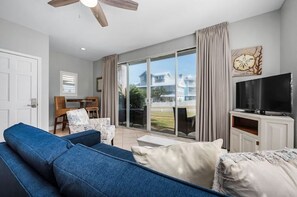 Living area - Pink Beach View Entire Home - Top & Bottom Units - 3 Min Walk to Beach (Destin)