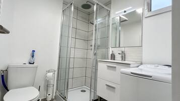 Een douche, een haardroger, handdoeken