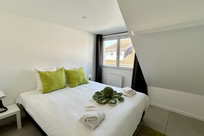 3 bedrooms, travel crib, WiFi, bed sheets