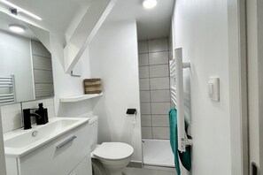 Dusche, Haartrockner, Handtücher