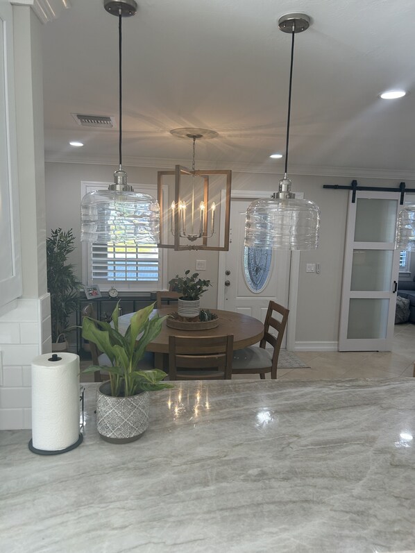 Dining - Beach home with pool, close to Vanderbilt beach and Mercato. (Naples)