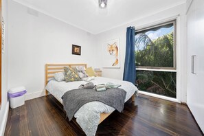 Desk, iron/ironing board, WiFi, bed sheets