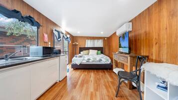 Escriptori, planxa i posts de planxar, wifi i roba de llit