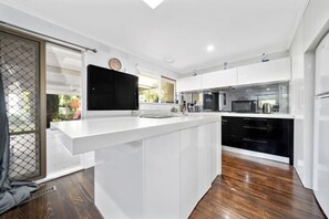 冷蔵庫、電子レンジ、オーブン、コンロ