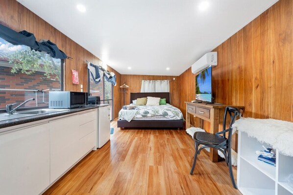 5 bedrooms, desk, iron/ironing board, WiFi