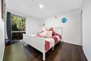 5 Schlafzimmer, Schreibtisch, Bügeleisen/Bügelbrett, WLAN