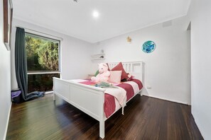 5 habitaciones, escritorio, tabla de planchar con plancha y wifi