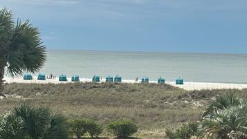 Am Strand, Liegestühle, Strandtücher