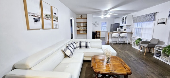 Smart TV - Bright and cozy riverfront home in the heart of Canada's Prettiest Little Town! (Brant)