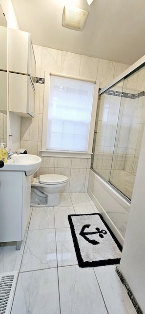 Hair dryer, towels, soap, shampoo - Bright and cozy riverfront home in the heart of Canada's Prettiest Little Town! (Brant)