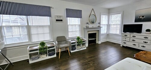 Bright and cozy riverfront home in the heart of Canada's Prettiest Little Town! 