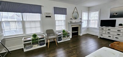 Bright and cozy riverfront home in the heart of Canada's Prettiest Little Town!