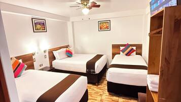 Habitació quàdruple estàndard | Escriptori i wifi gratuïta