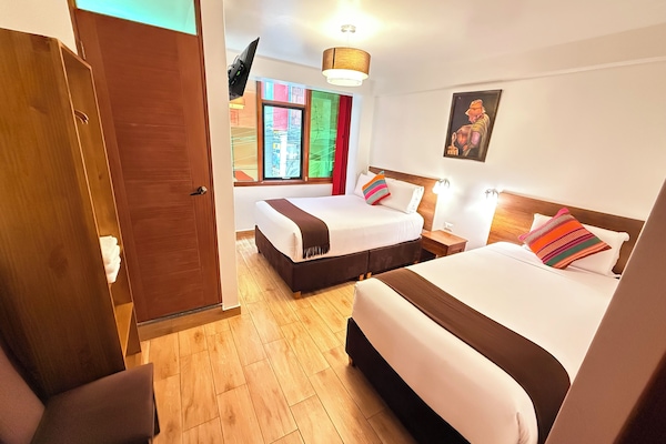 Quarto triplo família | Escrivaninha, Wi-Fi de cortesia