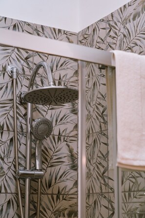 Doccia, asciugacapelli, bidet, asciugamani