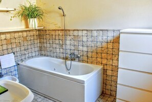 Jetted bath, hair dryer, bidet, towels