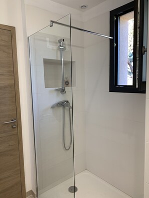 Douche, sèche-cheveux, serviettes fournies, savon