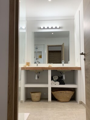 Dusche, Haartrockner, Handtücher, Seife