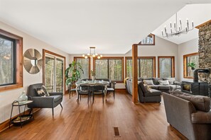 Smart TV, fireplace, table football, books - Poconos retreat with hot tub, fire pit & game room (Cresco)