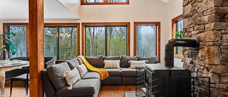 Smart-tv, een open haard, tafelvoetbal en boeken