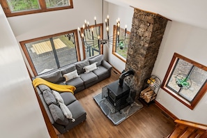 Smart TV, fireplace, table football, books - Poconos retreat with hot tub, fire pit & game room (Cresco)
