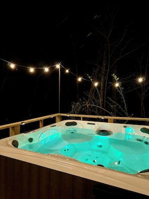 Outdoor spa tub - Poconos retreat with hot tub, fire pit & game room (Cresco)